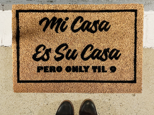 Mi Casa Es Su Casa, pero only til 9 - door mat